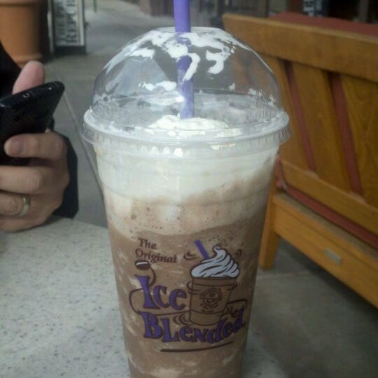 Photo taken at The Coffee Bean &amp; Tea Leaf by Neacole M. on 11/13/2011