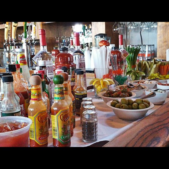 Foto diambil di Flatwater Restaurant oleh polina o. pada 8/19/2012