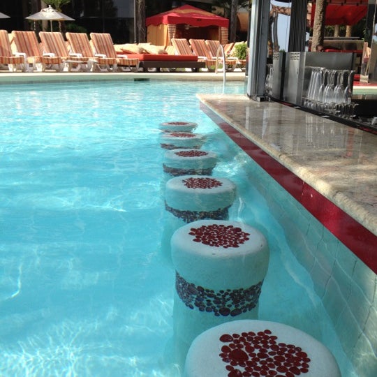 Foto tirada no(a) H2o Pool + Bar at The San Luis Resort por Jasmine O. em 3/8/2012
