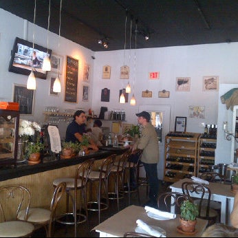 Foto diambil di NiDo Caffe Italian Restaurant oleh Bruno A. pada 8/12/2012