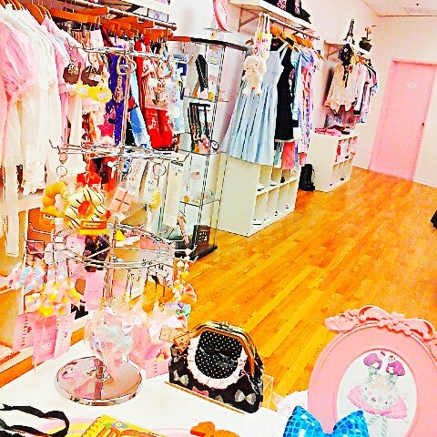 Foto scattata a Fairytale Boutique da Olivia R. il 8/4/2012
