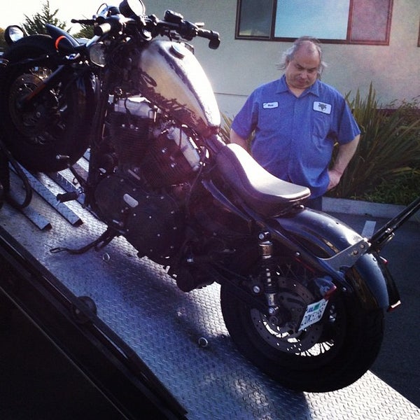 5/19/2012 tarihinde Andy Z.ziyaretçi tarafından Dudley Perkins Co. Harley-Davidson'de çekilen fotoğraf