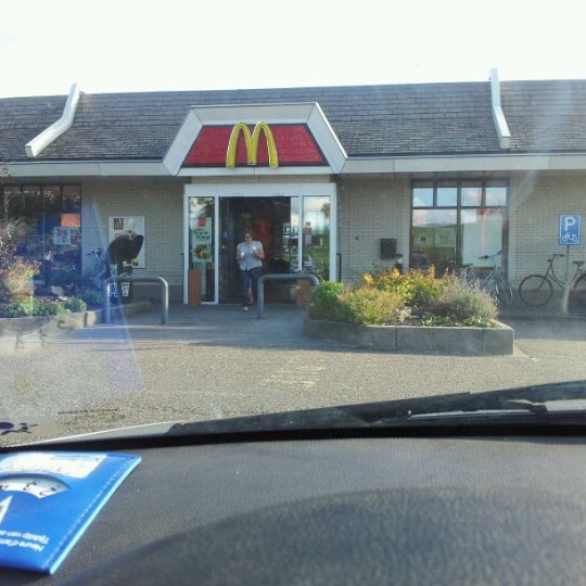 รูปภาพถ่ายที่ McDonald&#39;s โดย Remon W. เมื่อ 7/20/2012