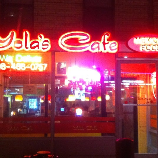 Das Foto wurde bei Yola&#39;s Cafe von Esther R. am 3/28/2012 aufgenommen