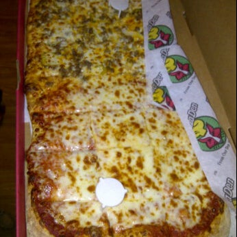 Foto tirada no(a) Fox&#39;s Pizza Den por David F. em 3/4/2012