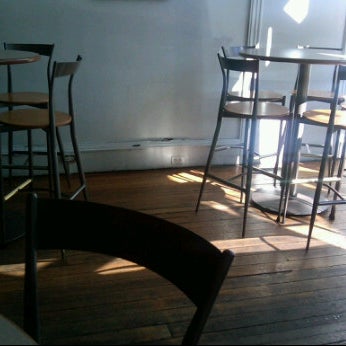 รูปภาพถ่ายที่ 33 Wine Shop &amp; Bar โดย Elizabeth R. เมื่อ 8/17/2012