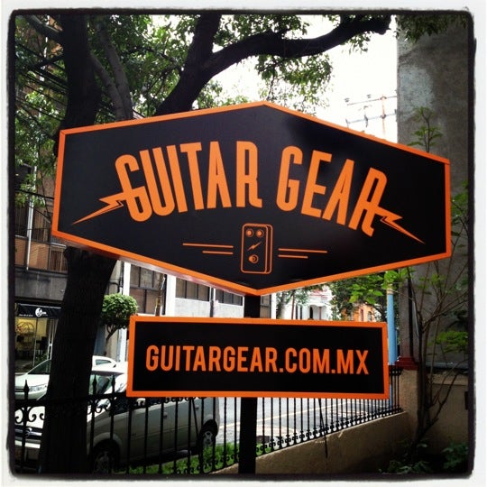 รูปภาพถ่ายที่ Guitar Gear DF โดย Efrén Barón M. เมื่อ 7/10/2012