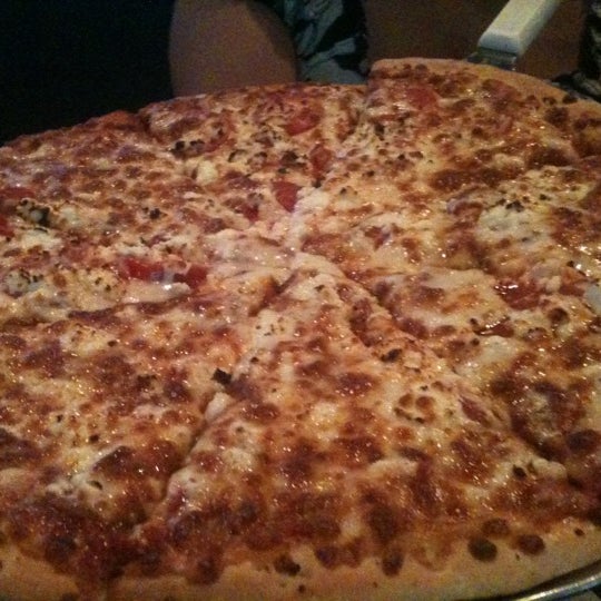 Снимок сделан в ShoreBreak Pizza &amp; Taphouse пользователем Tom F. 8/26/2012