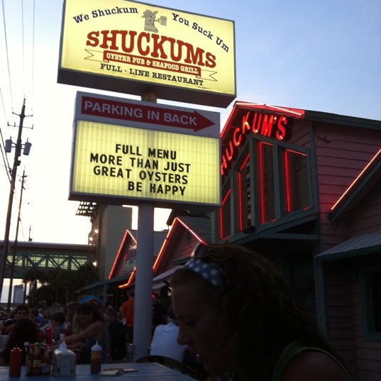 Foto diambil di Shuckums Oyster Pub &amp; Grill oleh Peggy M. pada 7/21/2011