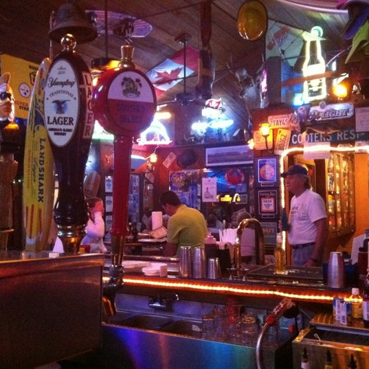 Foto diambil di Cooters Restaurant &amp; Bar oleh Mechell L. pada 2/24/2012