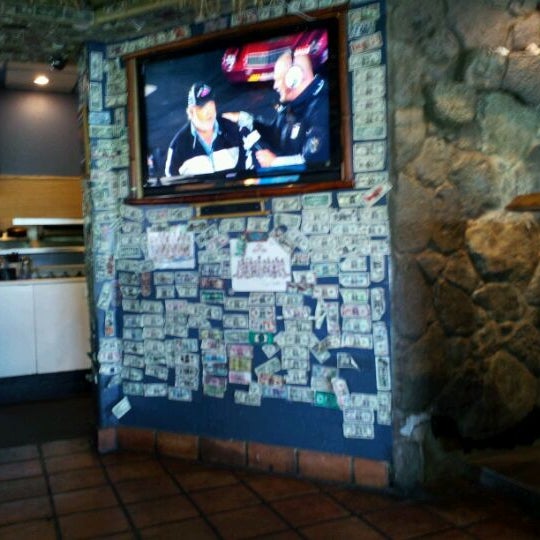 Foto diambil di North Shore Breakers Restaurant &amp; Bar oleh Sonny R. pada 5/3/2012