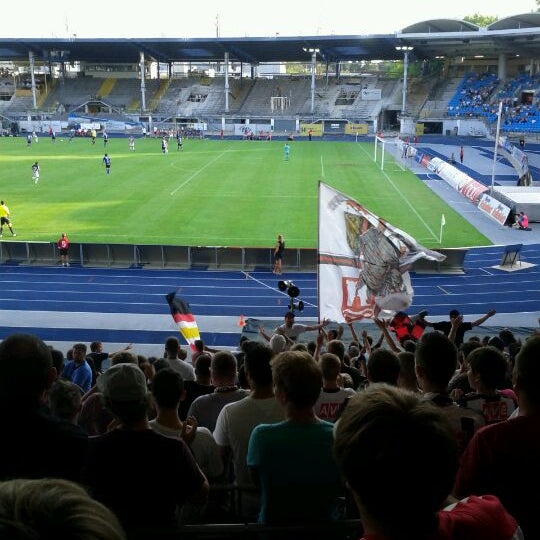 Foto tirada no(a) Gugl - Stadion der Stadt Linz por Loemmel R. em 8/22/2011