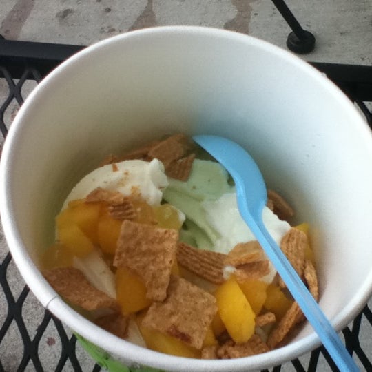 รูปภาพถ่ายที่ Tutti Frutti Frozen Yogurt โดย Karina C. เมื่อ 11/10/2011