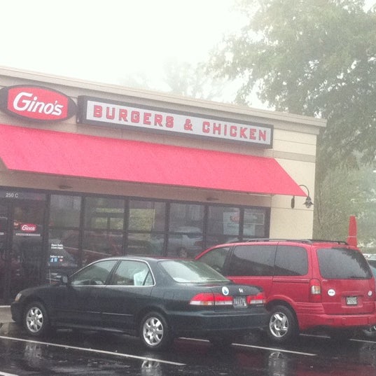 Снимок сделан в Gino&#39;s Burgers &amp; Chicken пользователем Jen W. 10/13/2011