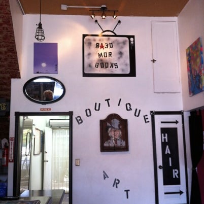 Photo prise au Nue Studio &amp; Cafe, Hollywood par Robert D. le7/24/2012