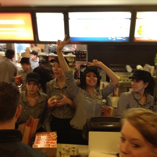 รูปภาพถ่ายที่ McDonald&#39;s โดย Geranda S. เมื่อ 3/9/2012