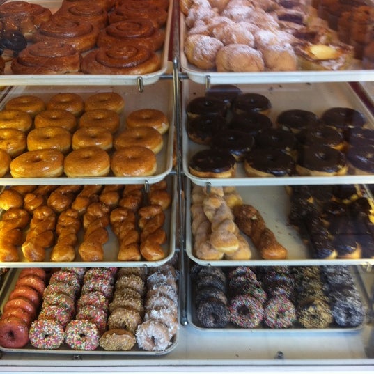 Photo taken at Winchell&#39;s Donuts by Gavin O. on 1/21/2011