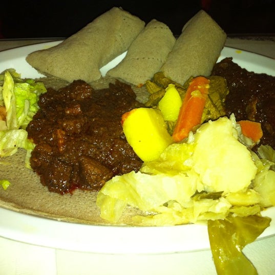 Das Foto wurde bei Meskerem Ethopian Cuisine von Carey B. am 10/2/2011 aufgenommen