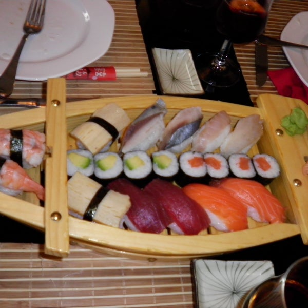 Recomendado el barco de madera repleto de distintos bocados de sushi.