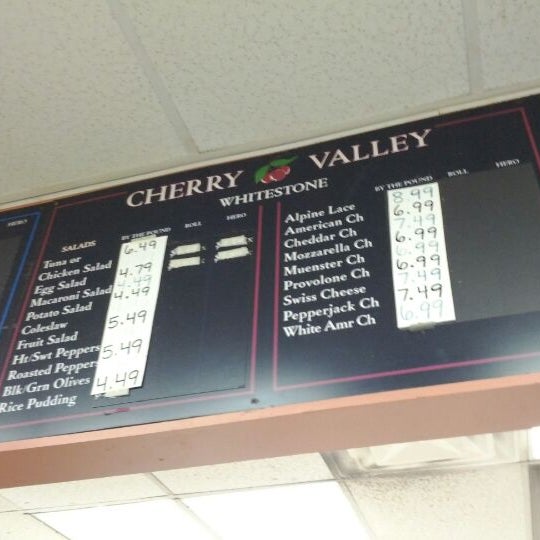 รูปภาพถ่ายที่ Cherry Valley Deli &amp; Grill โดย Rahul H. เมื่อ 12/26/2011