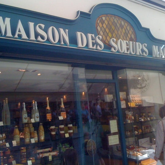 Снимок сделан в Maison des Soeurs Macarons пользователем ViaComIT 8/13/2011