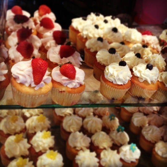 Das Foto wurde bei Burgers &amp; Cupcakes von Serena E. am 6/6/2012 aufgenommen