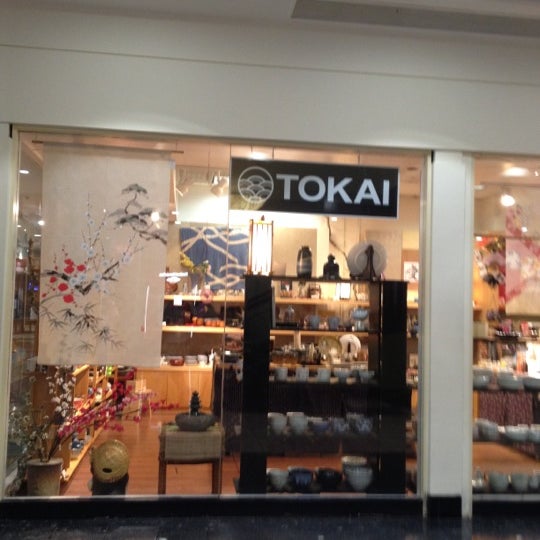 รูปภาพถ่ายที่ Tokai Japanese Gifts โดย Jatu P. เมื่อ 6/11/2012