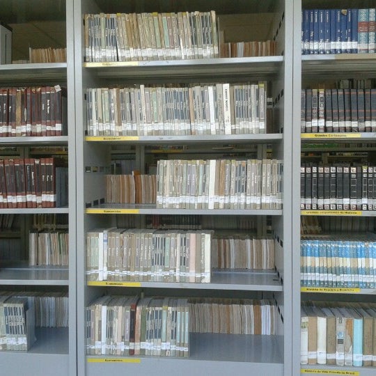 9/11/2012 tarihinde Leonardo E.ziyaretçi tarafından BCZM - Biblioteca Central Zila Mamede'de çekilen fotoğraf