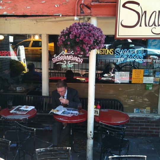 รูปภาพถ่ายที่ Shays Pub &amp; Wine Bar โดย Mary Ellen P. เมื่อ 10/17/2011