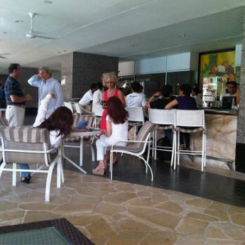 Das Foto wurde bei Poolside - Hotel Mulia Senayan, Jakarta von Rini C. am 5/27/2012 aufgenommen