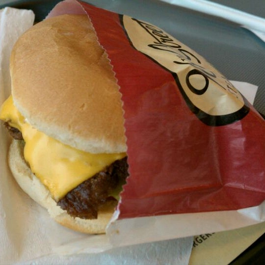 Foto tirada no(a) 96th Street Steakburgers por Sovrim T. em 3/14/2011