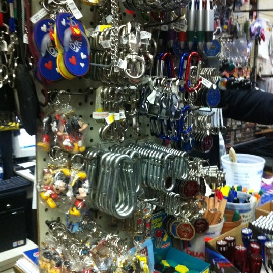 2/11/2012にKristi E.がAurora Hardware &amp; Locksmithで撮った写真