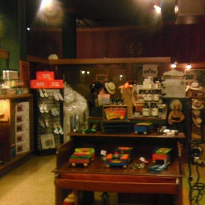 Foto tomada en King Corona Cigars Cafe &amp; Bar  por Jeri R. el 11/20/2011
