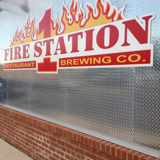 6/5/2012 tarihinde Brittany D.ziyaretçi tarafından Fire Station 1 Restaurant &amp; Brewing Co.'de çekilen fotoğraf
