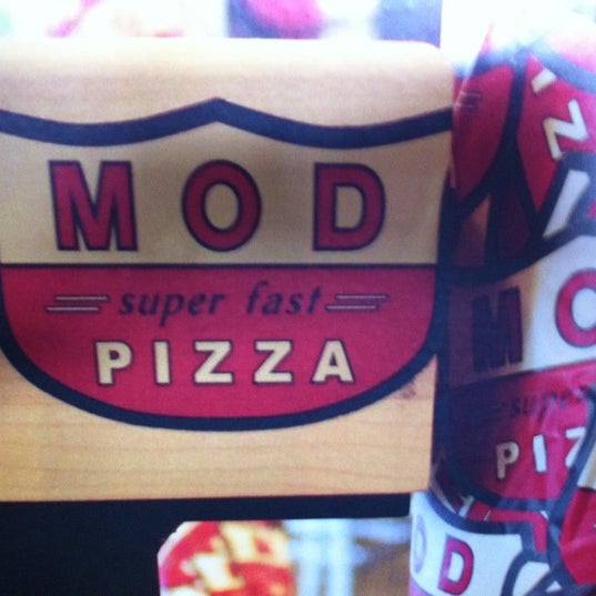 Foto scattata a Mod Pizza da Todd M. il 10/12/2011