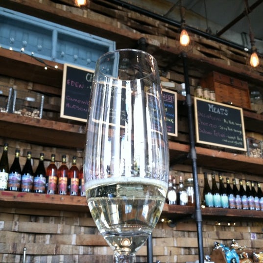 Foto tirada no(a) Brooklyn Oenology Winery [BOE] por B em 4/3/2012