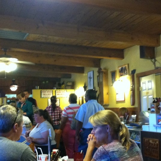 Foto scattata a Apple Annie&#39;s Bakery and Restaurant da M. il 9/8/2012