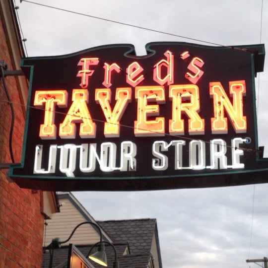 7/22/2012 tarihinde Meganziyaretçi tarafından Fred&#39;s Tavern &amp; Liquor Store'de çekilen fotoğraf