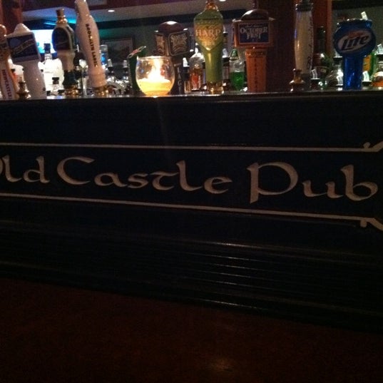 รูปภาพถ่ายที่ Old Castle Pub โดย Doug K. เมื่อ 9/10/2011