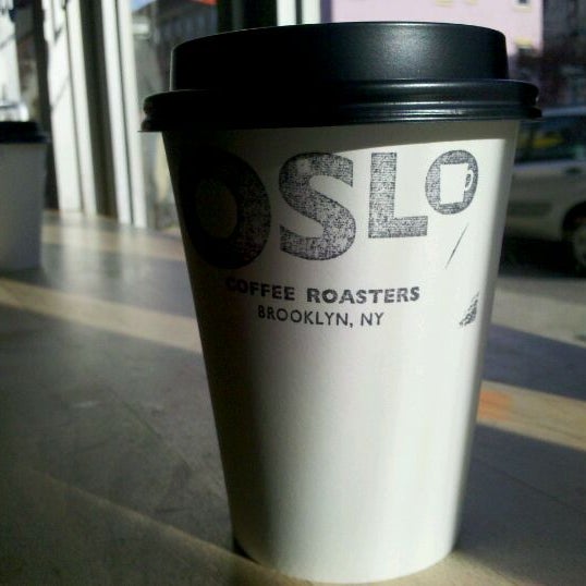Foto tirada no(a) Oslo Coffee Roasters por Tim em 11/20/2011