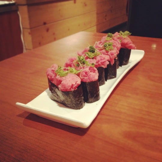 2/20/2012 tarihinde Nina L.ziyaretçi tarafından East Japanese Restaurant (Japas 27)'de çekilen fotoğraf