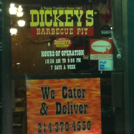 รูปภาพถ่ายที่ Dickey&#39;s Barbecue Pit โดย Lindsey M. เมื่อ 5/18/2012