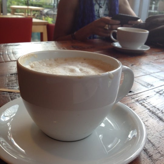 Foto scattata a 2 Alices Coffee Lounge da nicoletteelvie il 6/6/2012