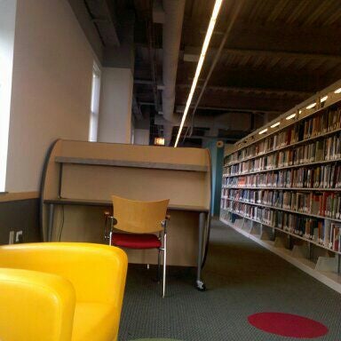 Foto tirada no(a) Brandel Library - North Park University por Joe L. em 9/8/2011
