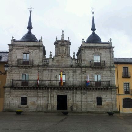 Das Foto wurde bei Ayuntamiento de Ponferrada von José Luis P. am 3/17/2012 aufgenommen
