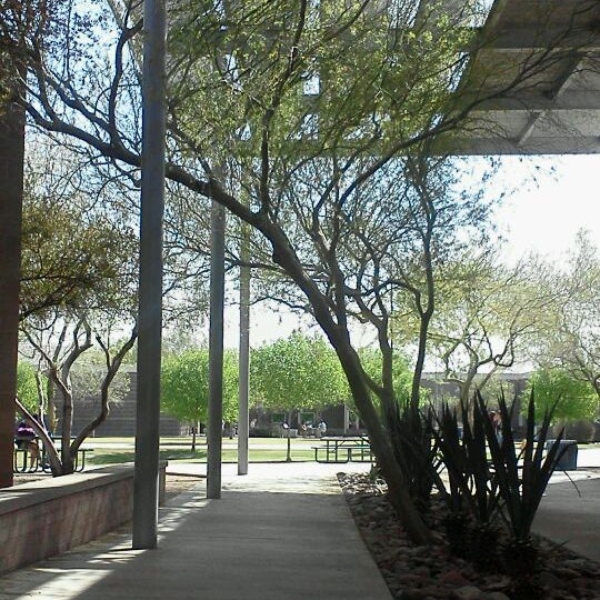 รูปภาพถ่ายที่ Scottsdale Community College โดย Die K. เมื่อ 3/29/2012