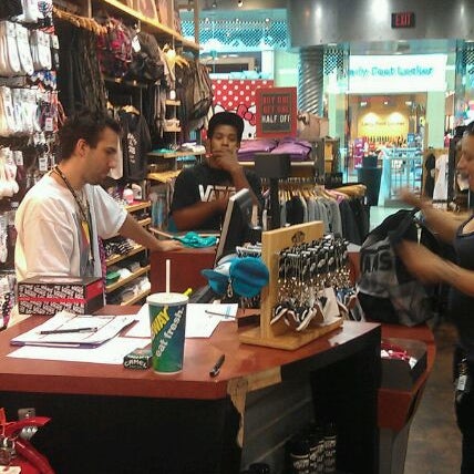 vans quakerbridge mall