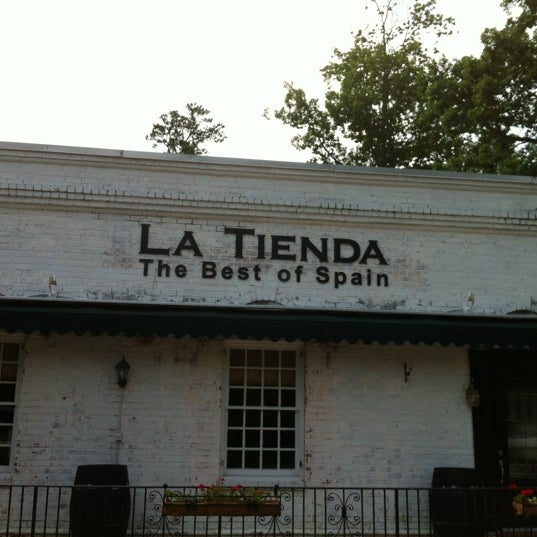 Foto tirada no(a) La Tienda - The Best of Spain por Darryl R. em 6/11/2012