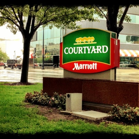 Снимок сделан в Courtyard Grand Rapids Downtown пользователем Shari R. 8/10/2012