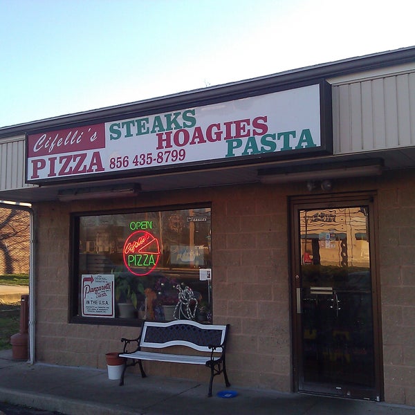 Снимок сделан в Cifelli&#39;s Pizza пользователем Shaun R. 12/11/2011